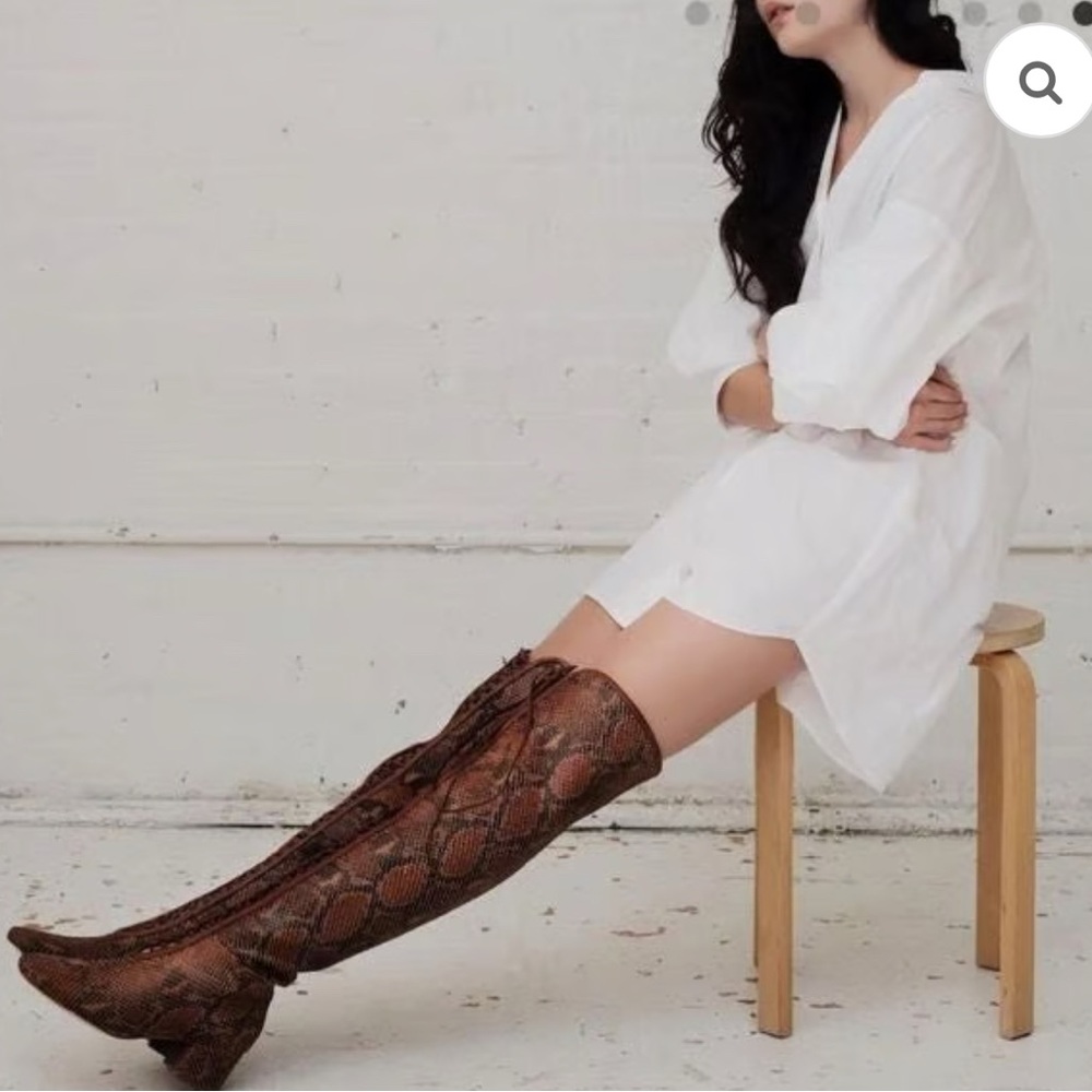 Stylish Over-the-Knee Snakeskin Boots